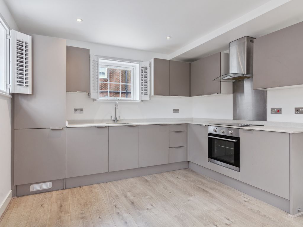 2 bed flat for sale in Stonehills, Welwyn Garden City AL8, £235,000