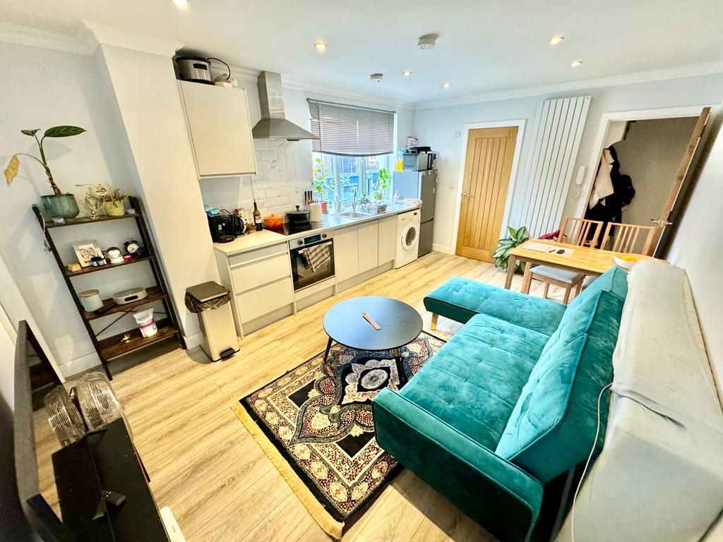 1 bed flat to rent in Lea Bridge Road, London E10, £1,400 pcm