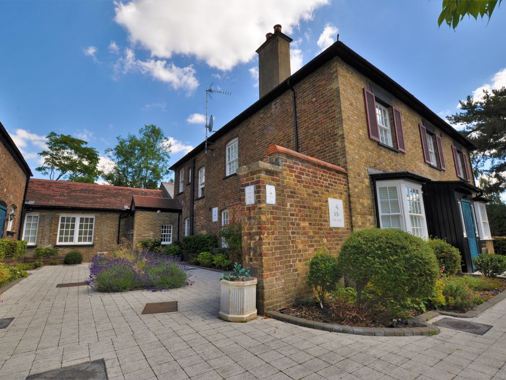 2 bed flat for sale in Stanmore Hill, Stanmore HA7, £599,950