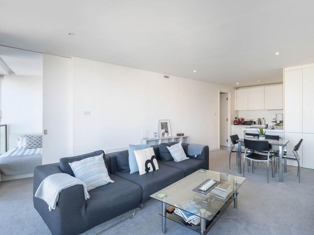 2 bed flat to rent in Rotunda, New Street, Birmingham B2, £1,450 pcm