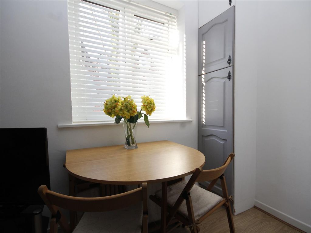 1 bed flat for sale in Sea Road, Boscombe, Bournemouth BH5, £160,000