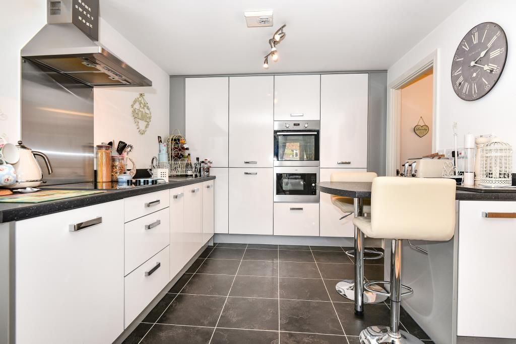 2 bed flat for sale in Maidenhead, Berkshire SL6, £300,000