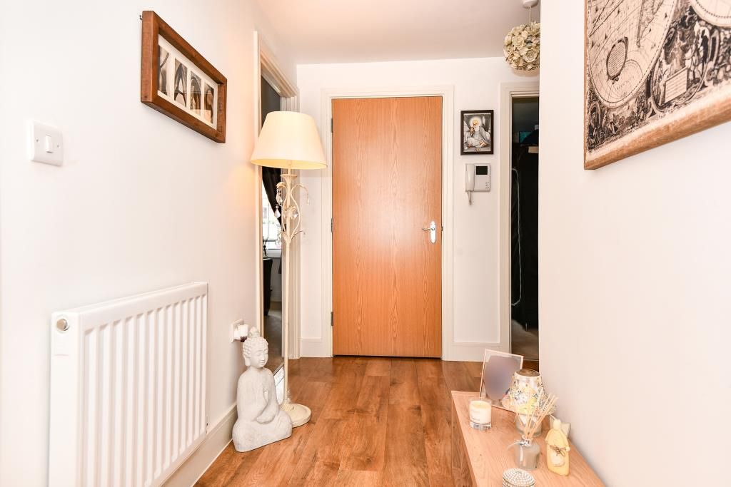 2 bed flat for sale in Maidenhead, Berkshire SL6, £300,000