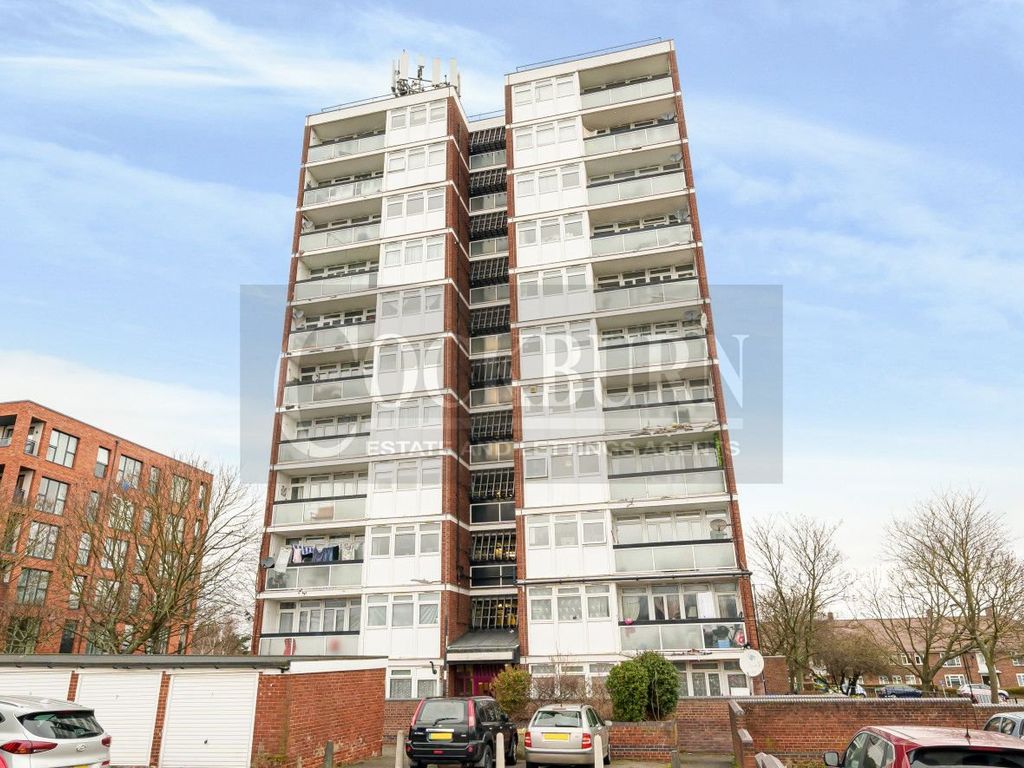 1 bed flat to rent in Merryfield House, Grove Park Road SE9, £1,250 pcm