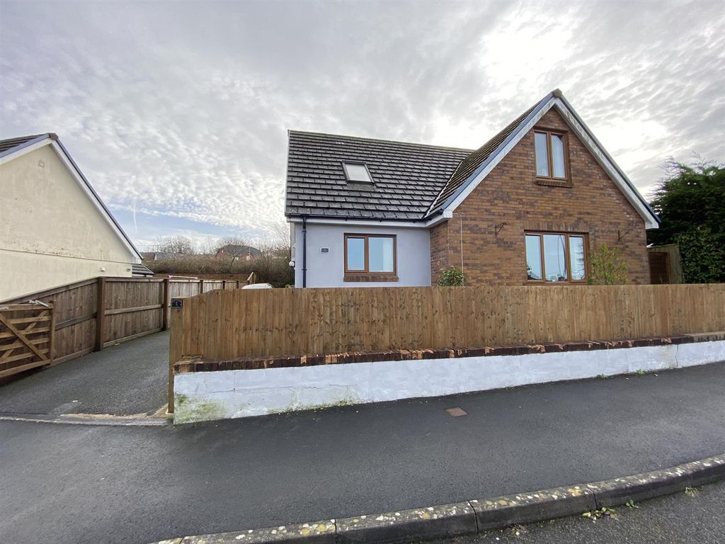 3 bed detached bungalow for sale in Clos Gwyn, Tumble, Llanelli SA14, £249,995