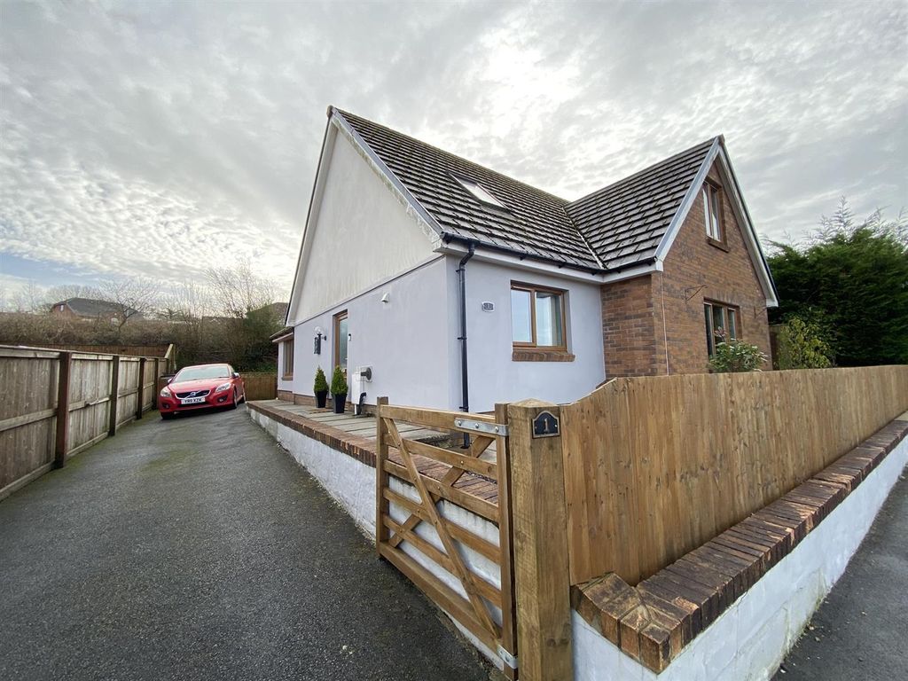 3 bed detached bungalow for sale in Clos Gwyn, Tumble, Llanelli SA14, £249,995