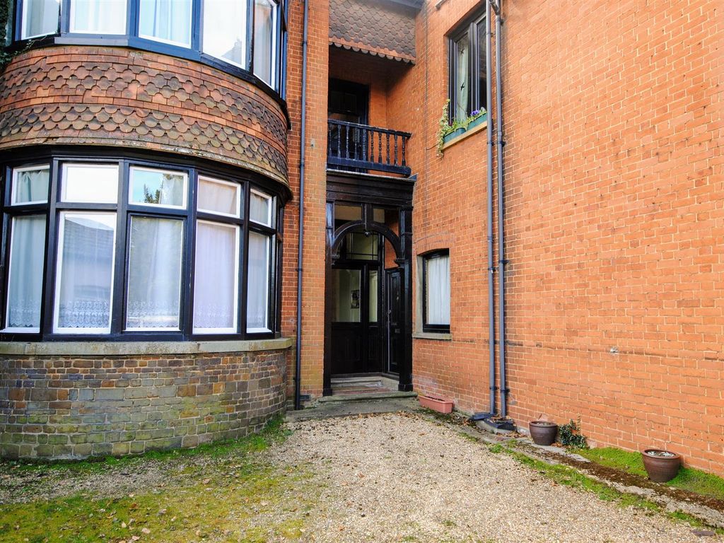 1 bed flat for sale in The Hollies, Church Road, Linslade LU7, £135,000