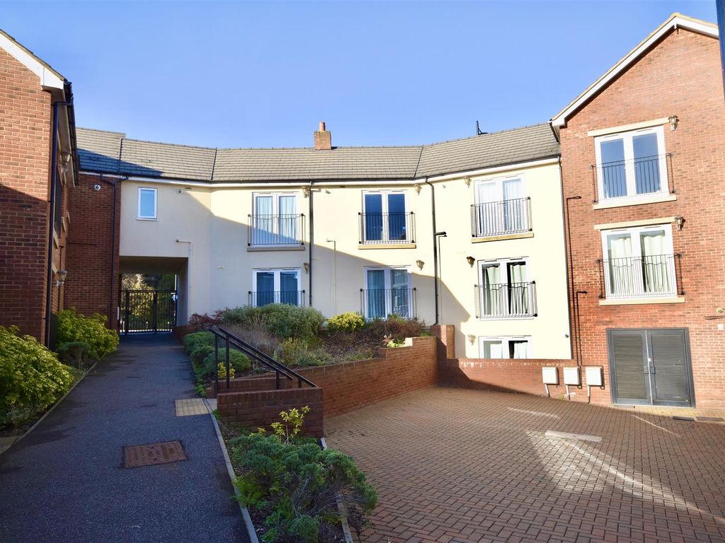 1 bed flat for sale in Bluebell Court, Linslade LU7, £189,995