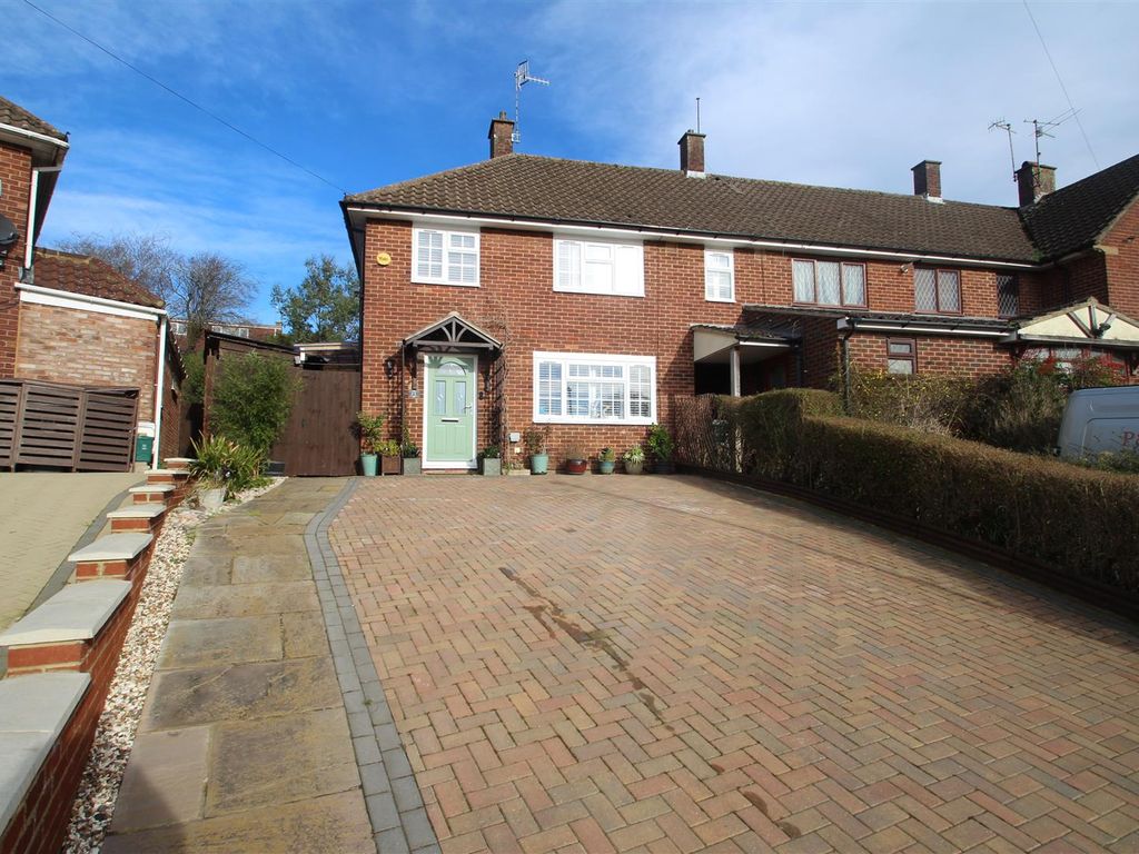 3 bed semi-detached house to rent in Lower Barn, Hemel Hempstead HP3, £2,300 pcm