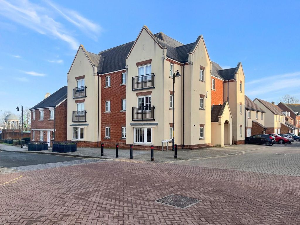 2 bed flat for sale in Lancaster Way, Ashford TN23, £190,000