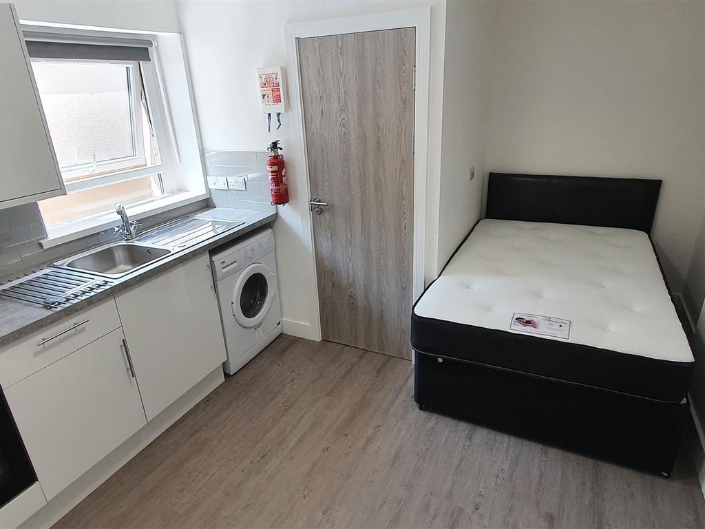Studio to rent in North Luton Place, Adamsdown, Cardiff CF24, £675 pcm