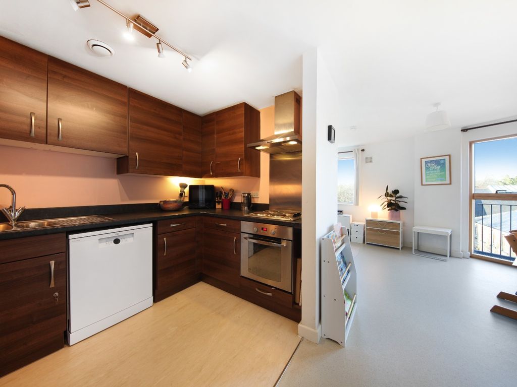 2 bed flat for sale in St. Peters Gardens, Ladywell Road, London SE13, £146,000
