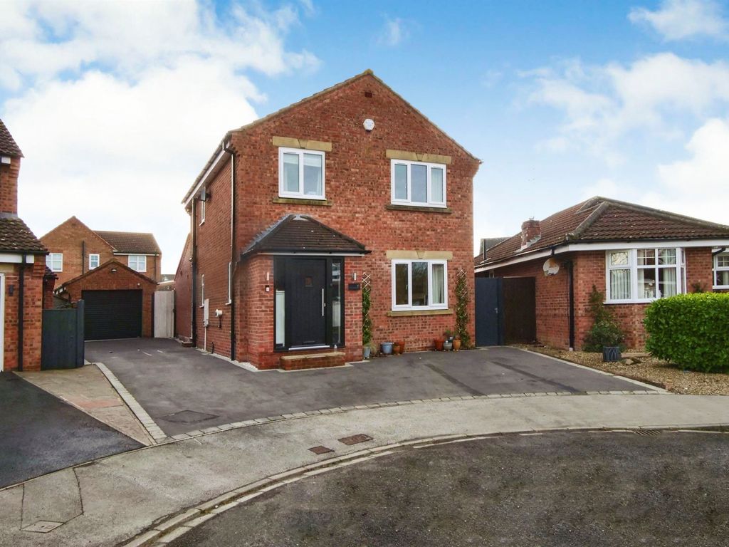 3 bed detached house for sale in Coulson Close, Strensall, York YO32, £475,000