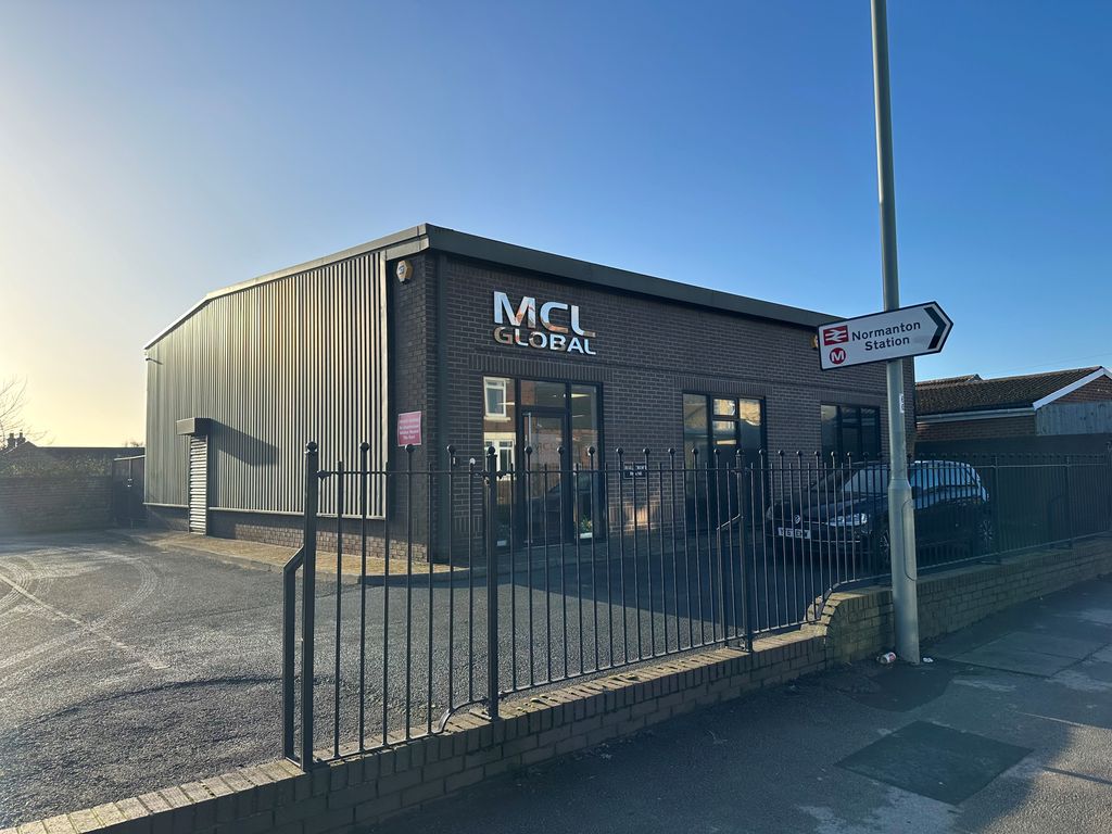 Office to let in Castleford Road, Normanton WF6, £23,000 pa