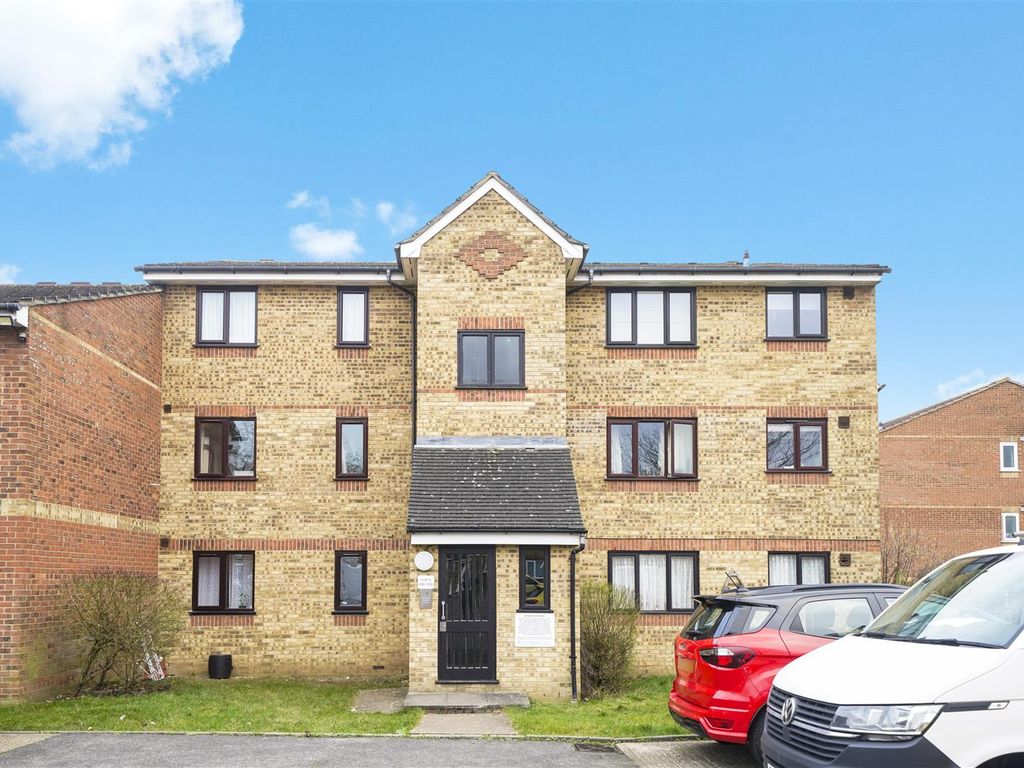 2 bed flat for sale in Redford Close, Feltham TW13, £250,000