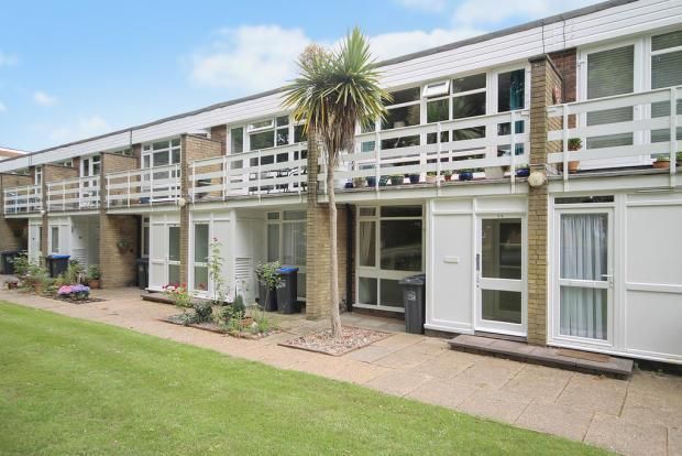 1 bed flat to rent in College Gardens, Worthing BN11, £975 pcm