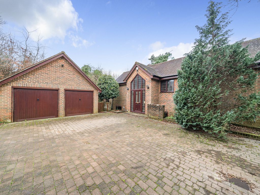 4 bed detached house for sale in Bridgefield, Farnham GU9, £985,000