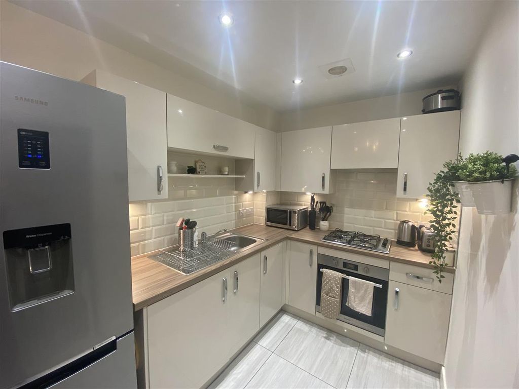 2 bed end terrace house to rent in Brompton Drive, Apperley Bridge, Bradford BD10, £1,050 pcm
