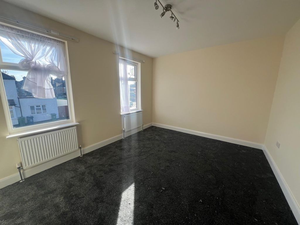 3 bed terraced house to rent in Wellington Road, Harrow HA3, £2,650 pcm