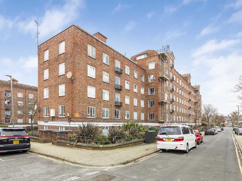 3 bed flat for sale in Iron Mill Road, London SW18, £425,000