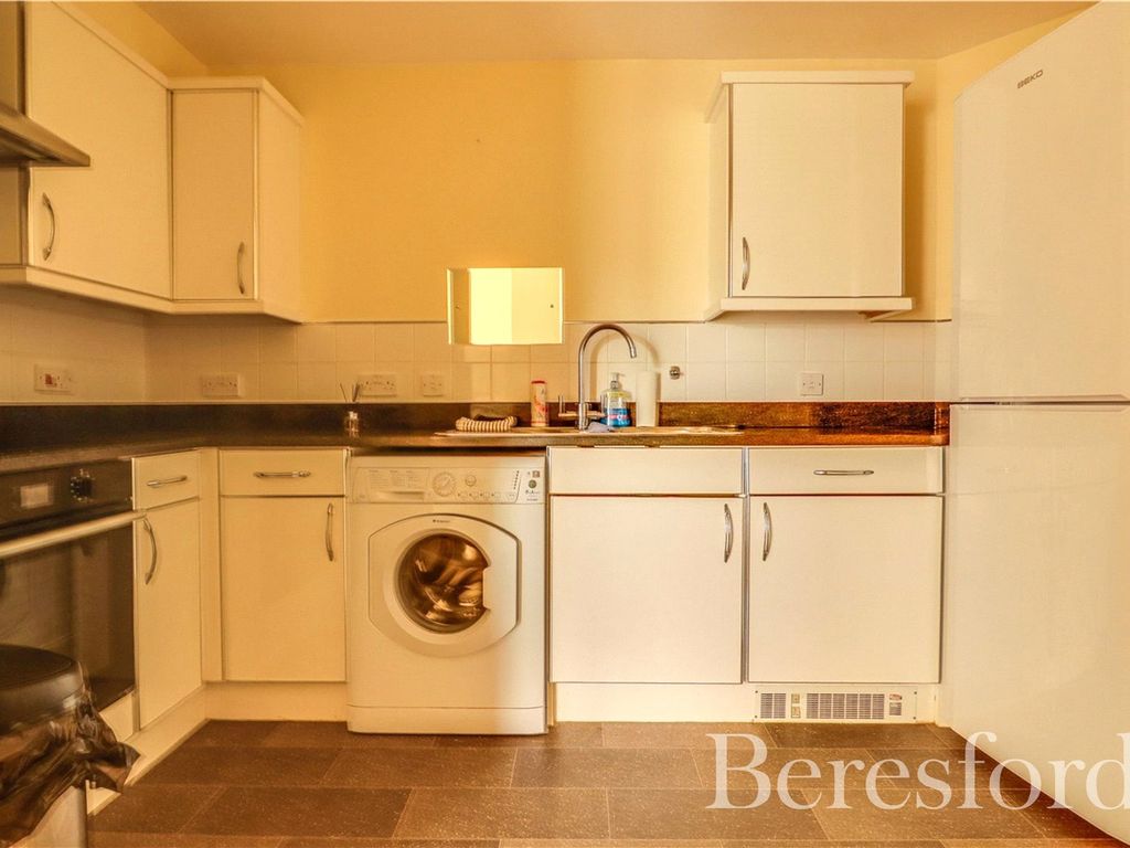 2 bed flat for sale in Nottage Crescent, Braintree CM7, £170,000