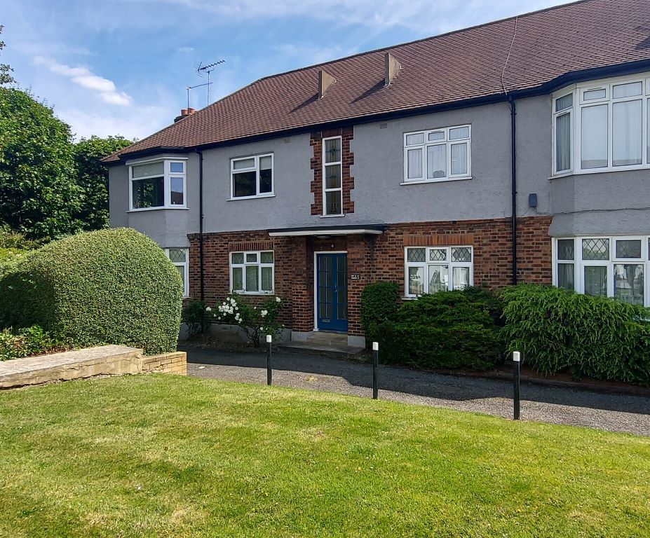 2 bed flat for sale in 2 Ibrox Court, Palmerston Road, Buckhurst Hill, Essex IG9, £225,000