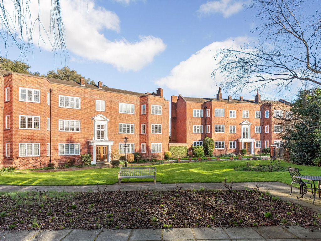 3 bed flat for sale in Little Green, Richmond TW9, £1,050,000