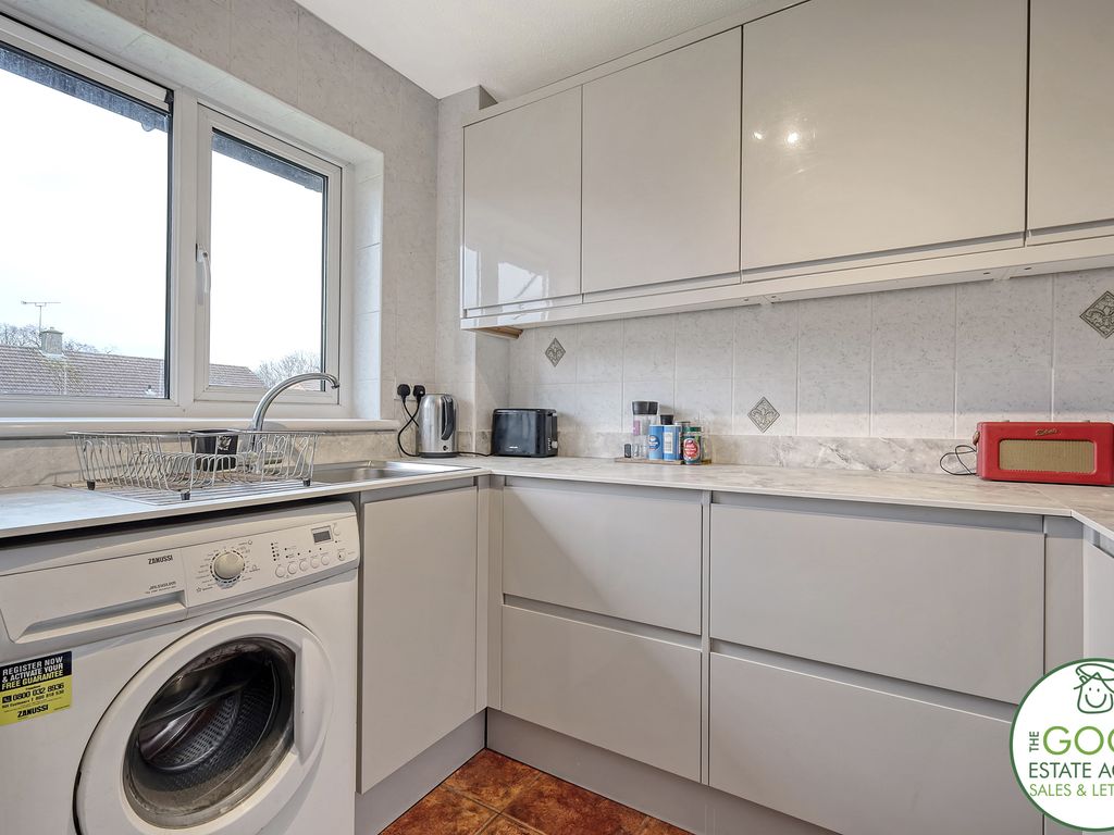 2 bed flat for sale in Hereward Green, Loughton IG10, £300,000