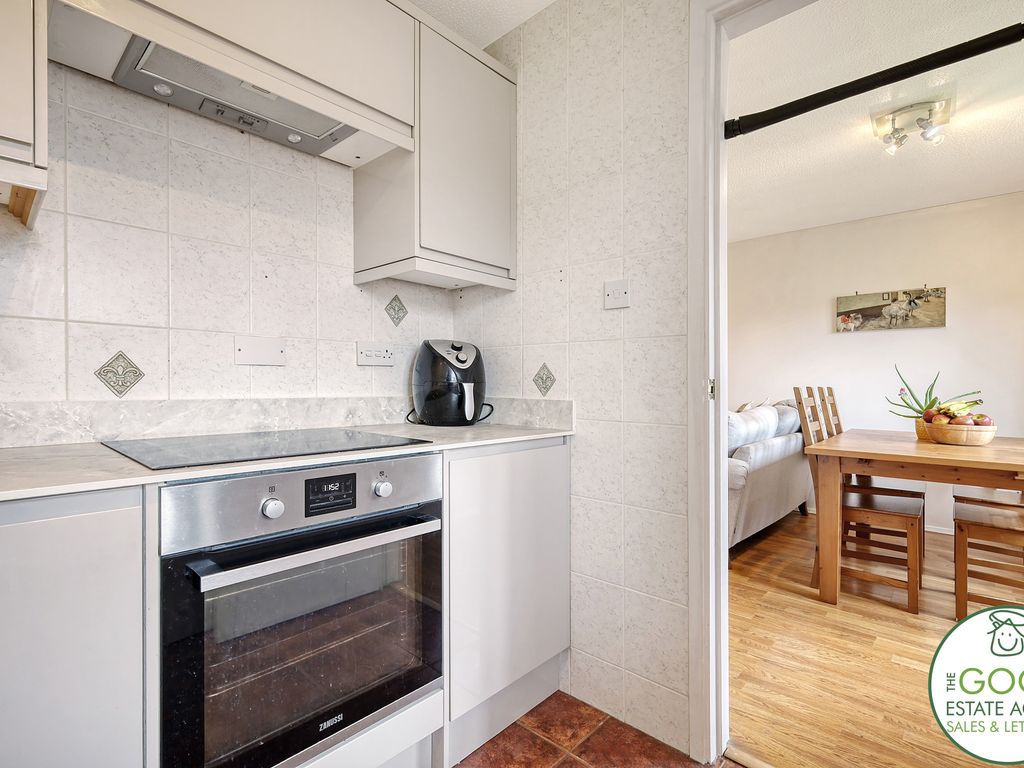 2 bed flat for sale in Hereward Green, Loughton IG10, £300,000