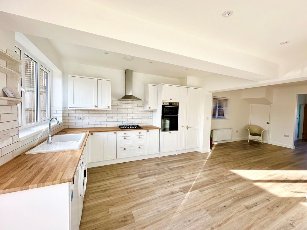 3 bed detached house for sale in Castle Road, Rowland's Castle PO9, £550,000