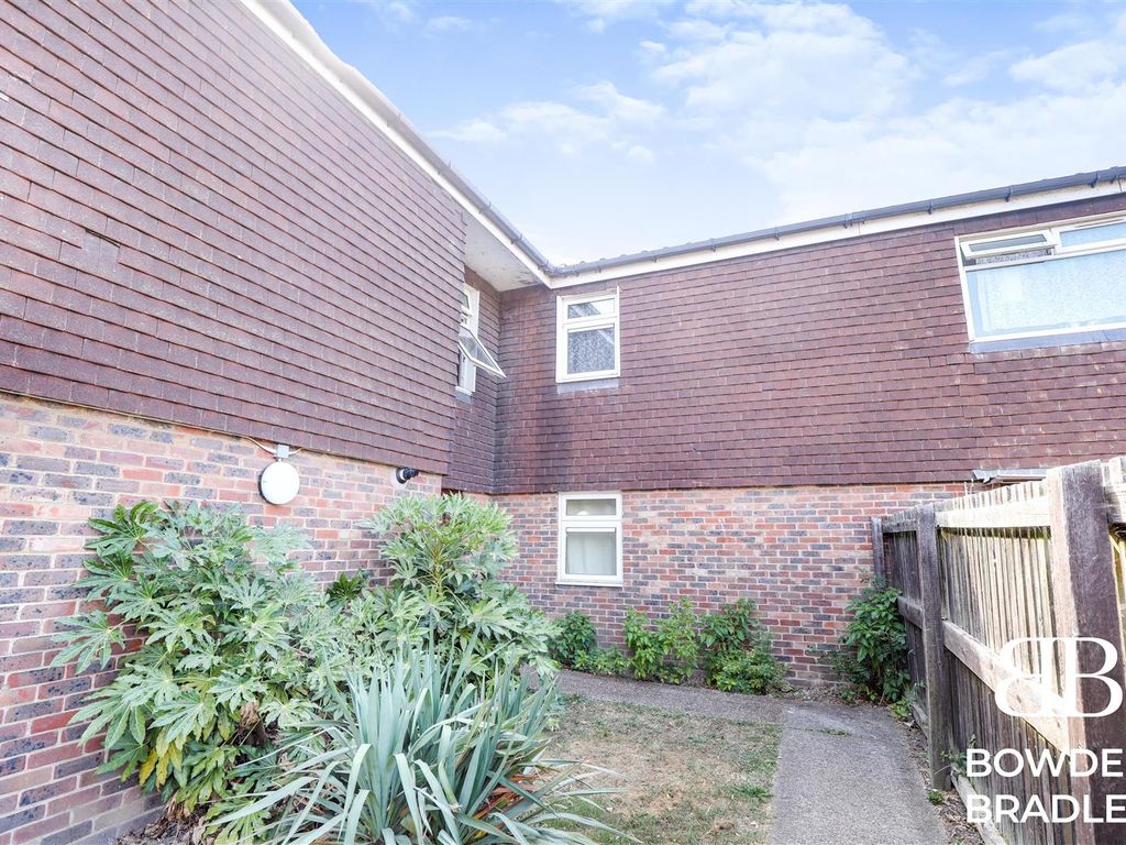 1 bed flat for sale in Mulberry Way, Ilford IG6, £220,000