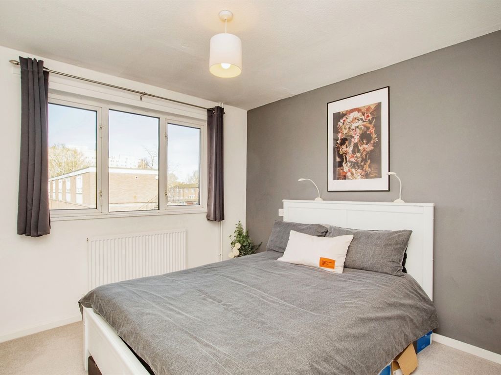 2 bed maisonette for sale in Graveley Court, Hemel Hempstead HP2, £290,000