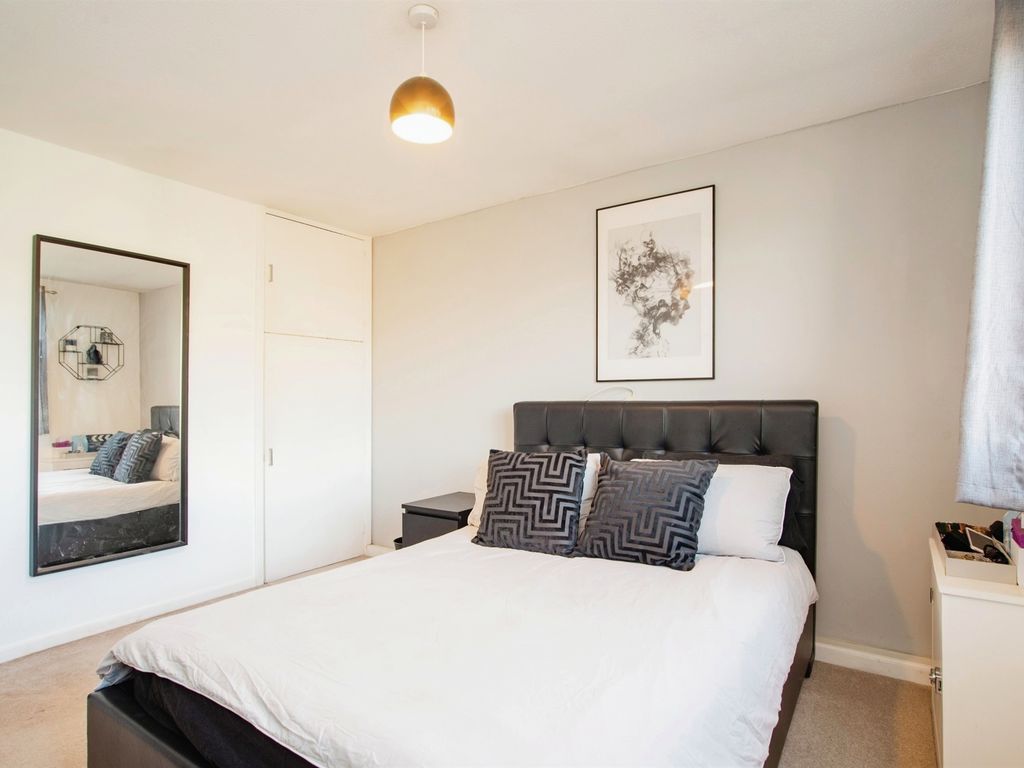 2 bed maisonette for sale in Graveley Court, Hemel Hempstead HP2, £290,000