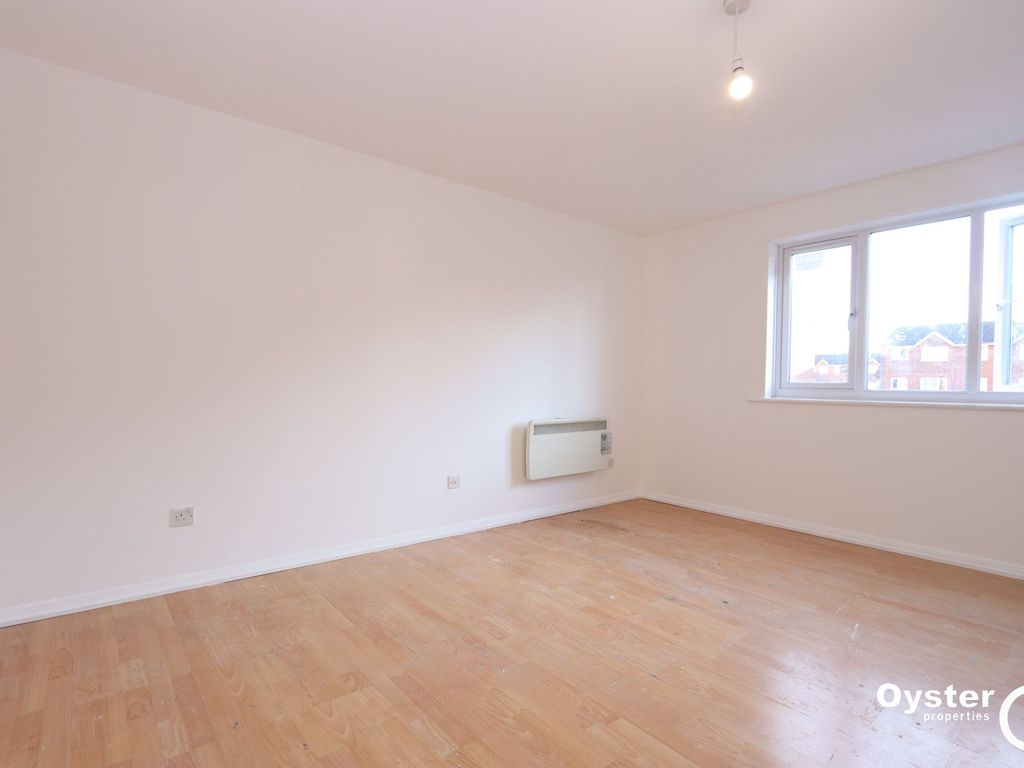 2 bed flat to rent in Bunting Close, London N9, £1,550 pcm