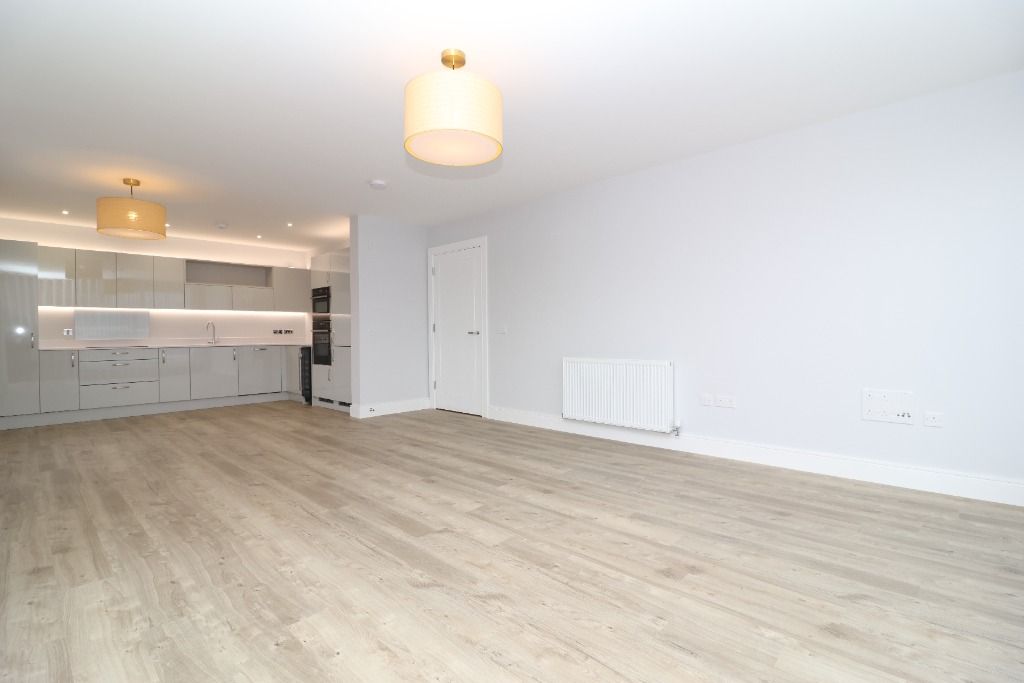 3 bed penthouse to rent in Eastwoodhill Grove, Glasgow G46, £2,995 pcm