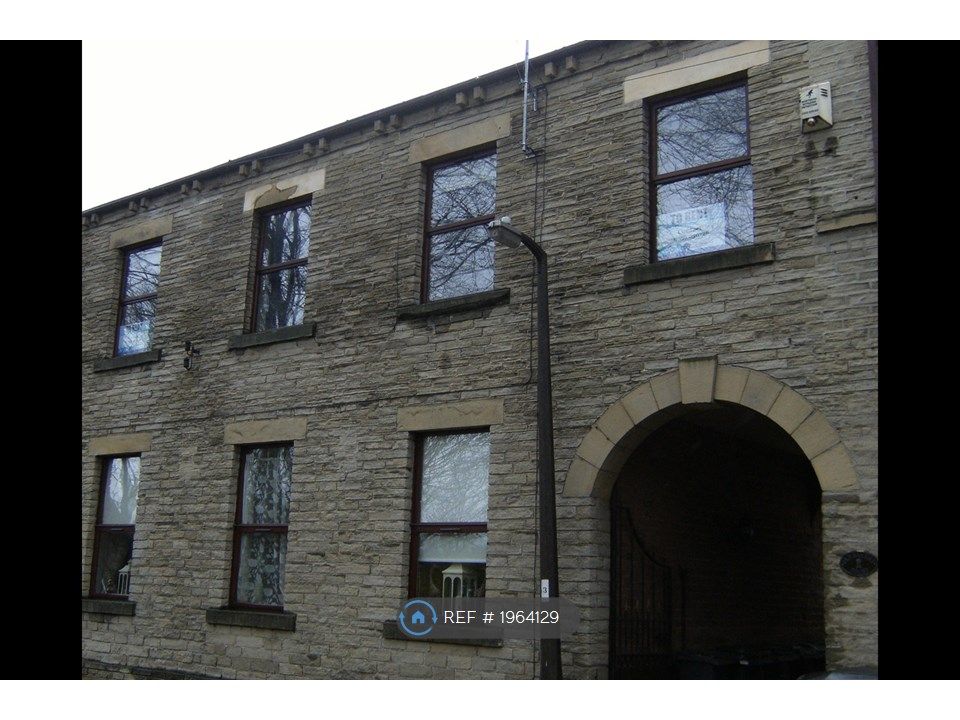 2 bed flat to rent in Valley Road, Cleckheaton BD19, £650 pcm
