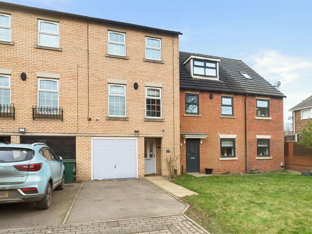 4 bed town house for sale in Bretton Close, Brierley S72, £200,000