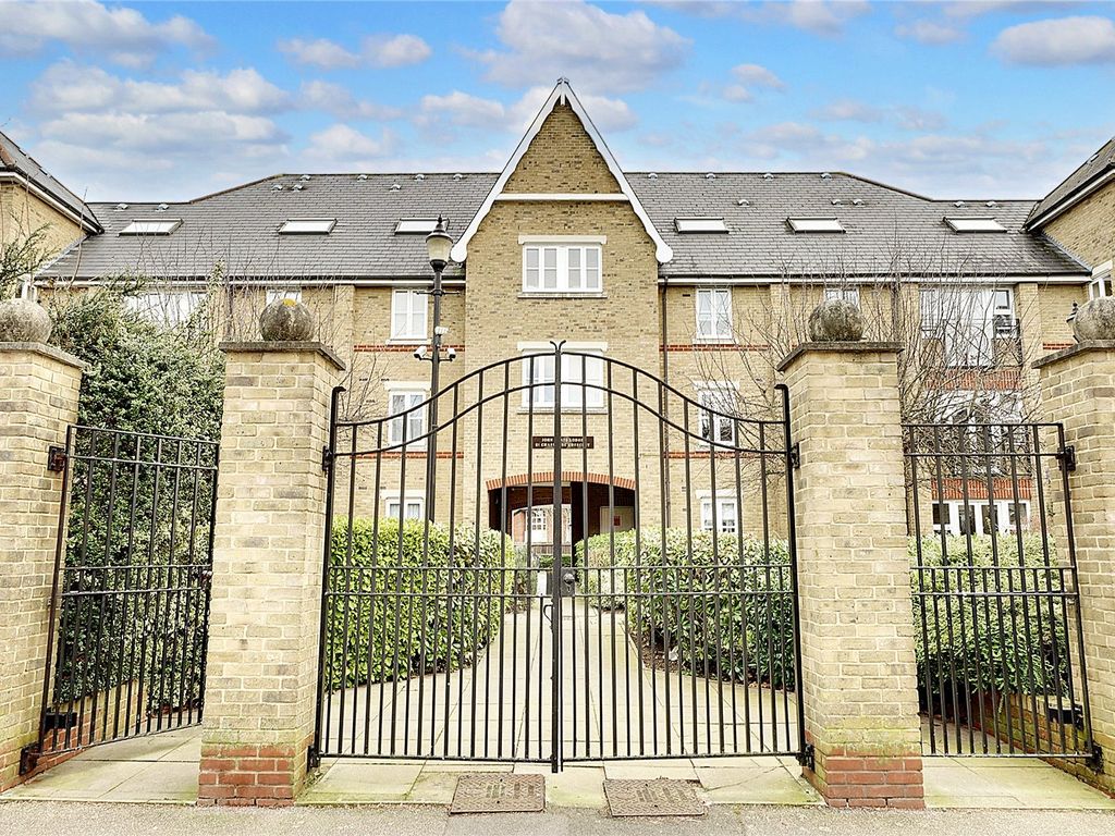 2 bed flat for sale in Chase Side Crescent, Enfield EN2, £425,000