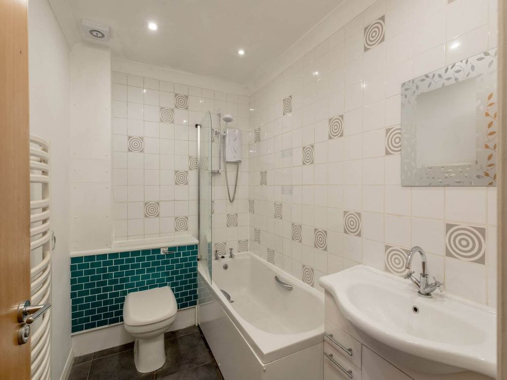 2 bed flat for sale in Newtonloan Court, Gorebridge EH23, £175,000