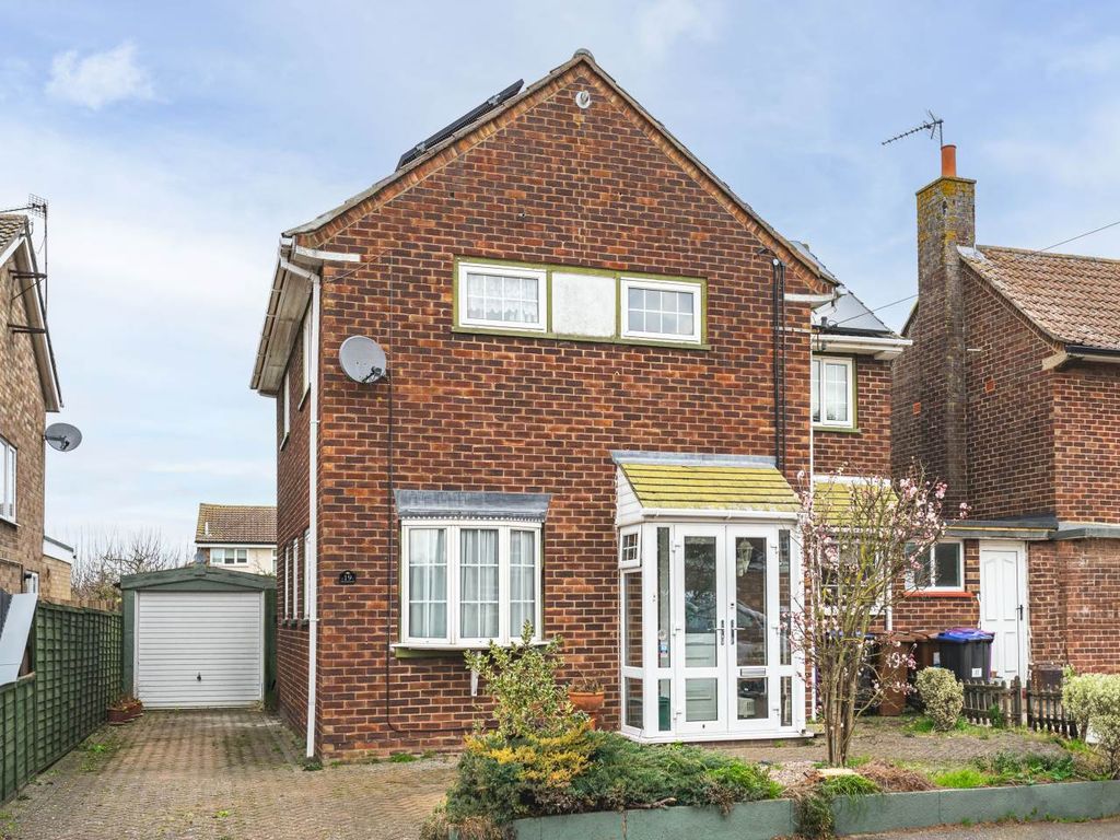 4 bed property for sale in Kingsway, Royston SG8, £490,000