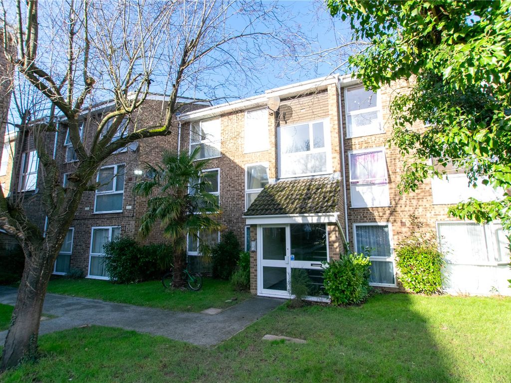 2 bed flat for sale in Princes Court, The Mall, Dunstable, Bedfordshire LU5, £140,000