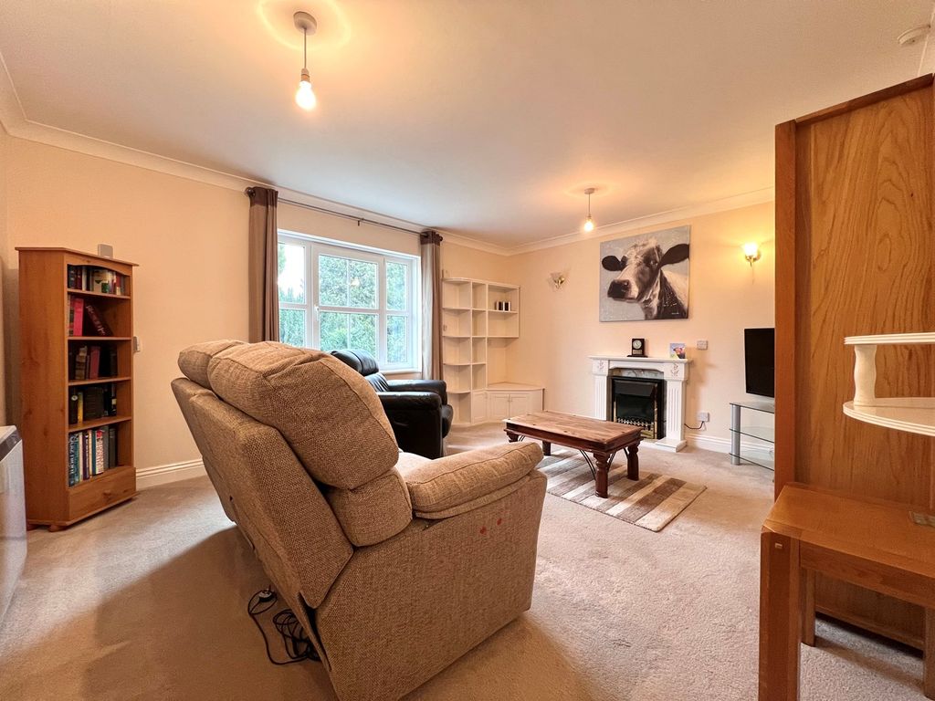 2 bed flat for sale in Church Street, Faringdon SN7, £165,000