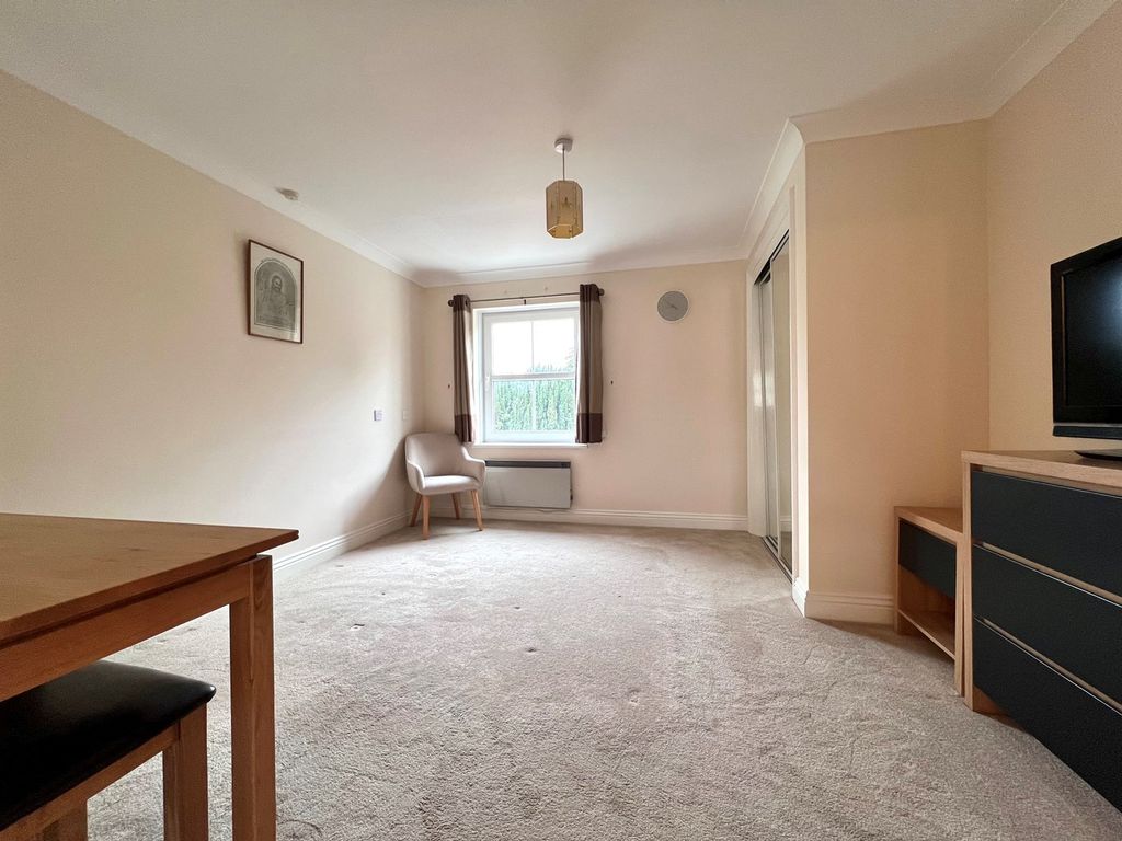 2 bed flat for sale in Church Street, Faringdon SN7, £165,000