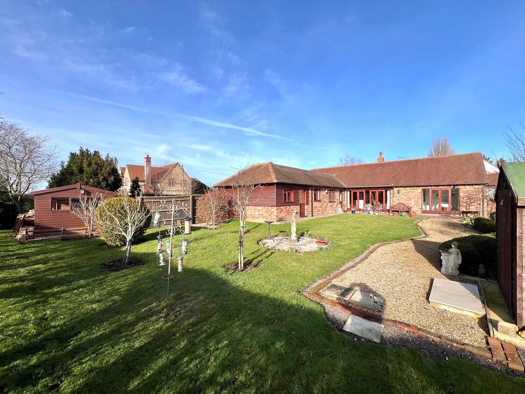3 bed detached bungalow for sale in Shotover Corner, Uffington SN7, £750,000