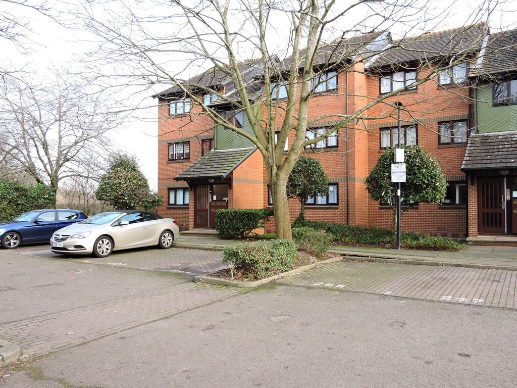 2 bed flat for sale in Maltby Drive, Enfield, Middlesex EN1, £275,000