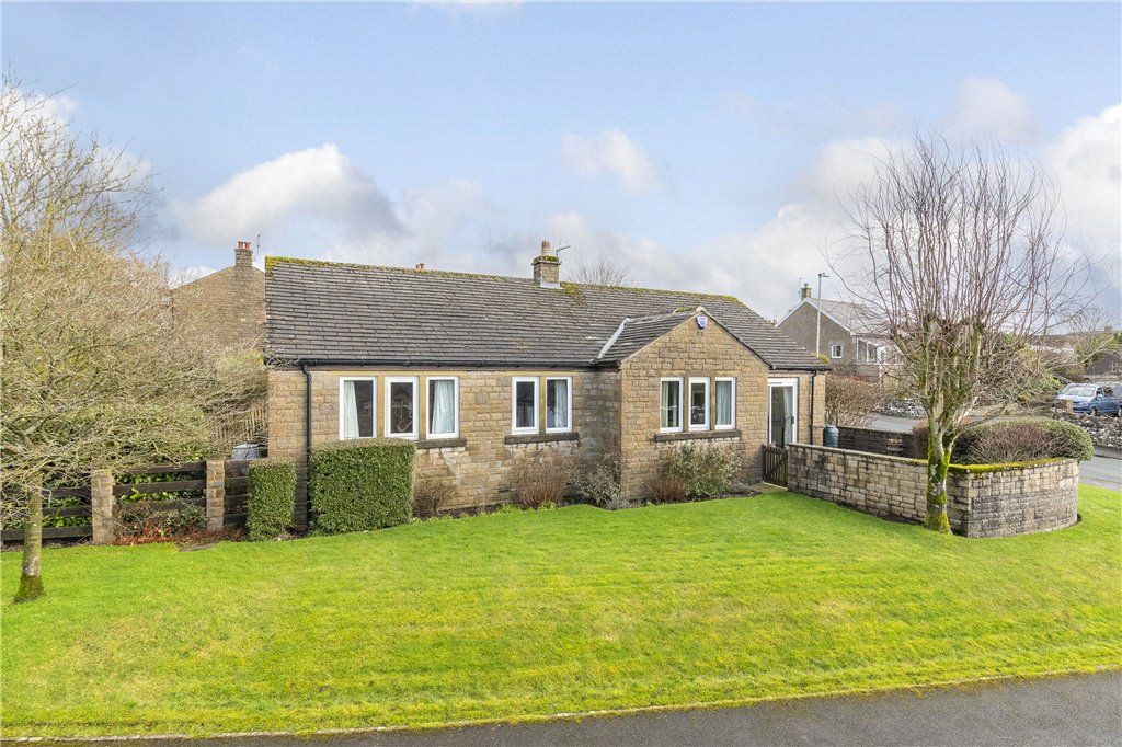 3 bed bungalow for sale in Wharfe View, Grassington, Skipton BD23, £550,000