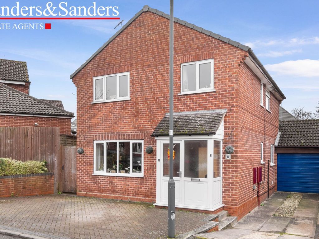 4 bed detached house for sale in Wain Close, Alcester B49, £435,000
