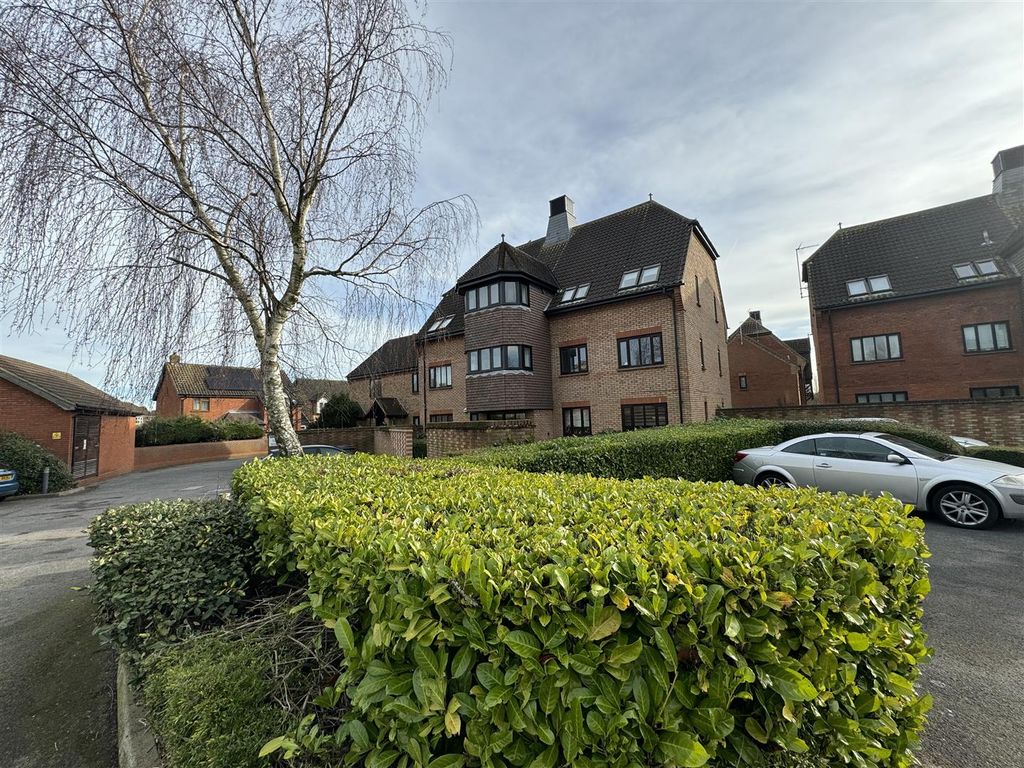 2 bed flat for sale in Fawkner Close, Chelmsford CM2, £260,000