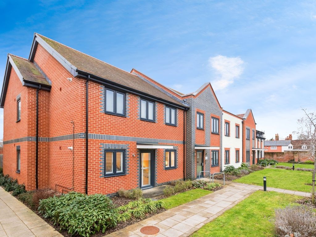 2 bed flat for sale in Barnaby Court, Wallingford OX10, £300,000