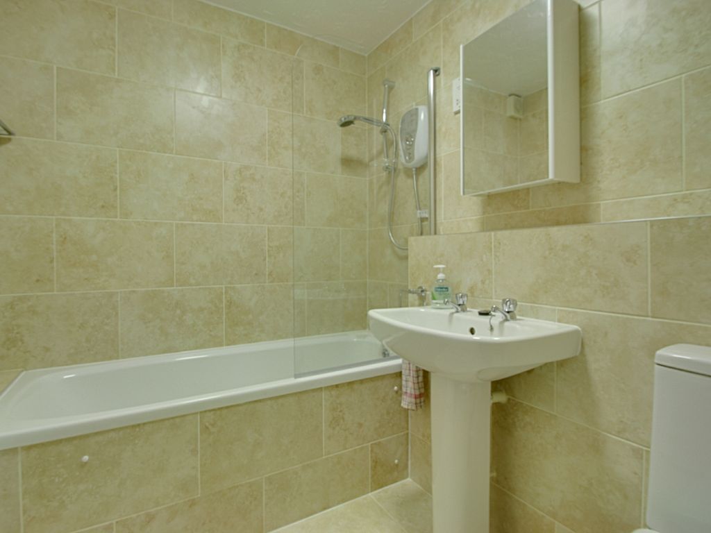 1 bed flat to rent in Leigh Hunt Drive, Southgate N14, £1,400 pcm